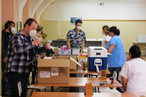 Foto: Očkovací tým ve čtvrtek očkuje ve věznici Bory 800 lidí
