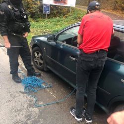 Odskočili si na záchod a zamklo se jim auto. Pomohli strážníci