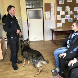 Policejní psovod debatoval se žáky základní školy
