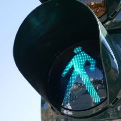 Opilá řidička v Plzni narazila do semaforu pro chodce