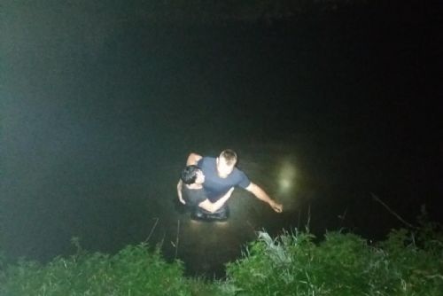 Foto: Opilá žena spadla do řeky Merklínky, zachránil ji policista