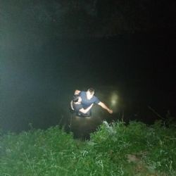 Opilá žena spadla do řeky Merklínky, zachránil ji policista