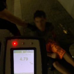 Opilec ležel na benzince, nadýchal téměř pět promile
