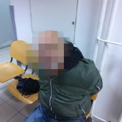 Opilec obtěžoval personál fastfoodu a pak se postavil strážníkovi 