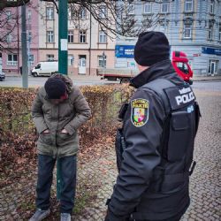 Opilec s rozseknutým rtem znečišťoval zastávku na Slovanech