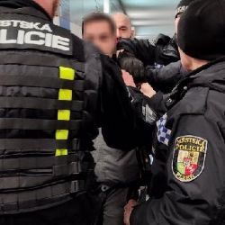 Opilec se na nádraží pokusil napadnout strážníka. Skončil v poutech