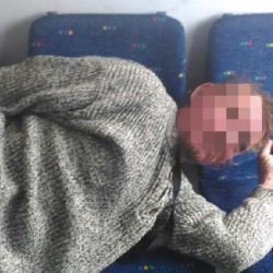 Opilec se neostýchal, před strážníky stáhl kalhoty a šel na velkou