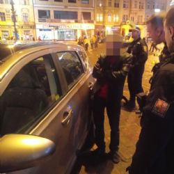 Opilec slavil v Plzni nový rok projížděním autem středem náměstí