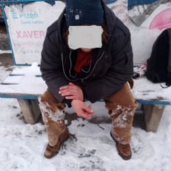 Opilec v Plzni usnul v mrazech na lavičce