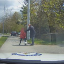 Opilou osmdesátnici uložili plzeňští strážníci doma do postele
