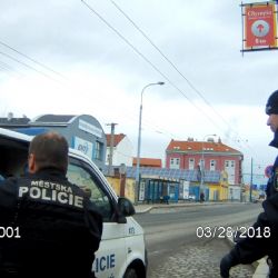 Opilý agresivní muž napadal na zastávce MHD strážníky