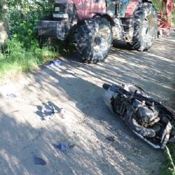 Opilý motorkář vjel u Zhoře pod traktor