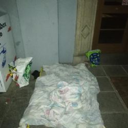 Opilý muž spal v Plzni na ulici se šestiletým synem