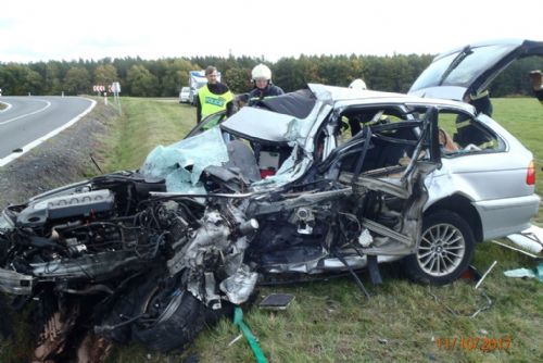 Foto: Opilý řidič kamionu boural u Žebnic s vozem BMW, jeho šofér zemřel