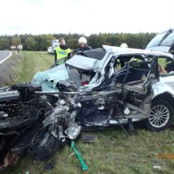 Opilý řidič kamionu boural u Žebnic s vozem BMW, jeho šofér zemřel