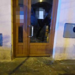 Opilý vandal v Tylově ulici rozkopl skleněné dveře obchodu