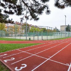 Opravená atletická dráha na 21. ZŠ už slouží žákům a veřejnosti