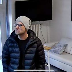 Originál telefonu vyměnil na Slovanech za maketu. Nepoznáte ho?