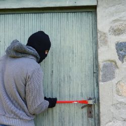 Pachatel okradl poškozeného během jeho spánku