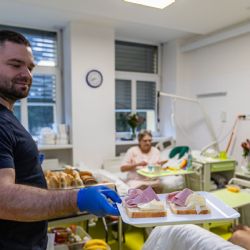 Pacienti následné péče ve Stodu mají snídaně ze švédského stolu