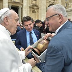 Papež František převzal velikonoční dar od Pilsner Urquell