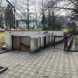 Parkování, vnitroblok, kavárna místo WC. Trojka chystá investiční akce
