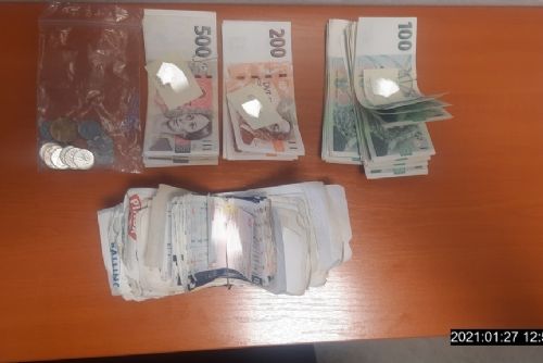 Foto: Peněženku plnou peněz nalezenou v obchodě vrátili plzeňští strážníci majiteli