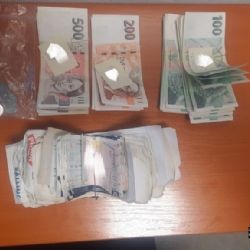 Peněženku plnou peněz nalezenou v obchodě vrátili plzeňští strážníci majiteli