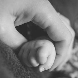 Pěstounka na Rokycansku měla utýrat k smrti svěřené dvouletou holčičku 