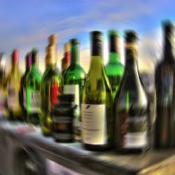 Pil alkohol u nádraží, kde se to nesmí, a navíc vyhrožoval strážníkům