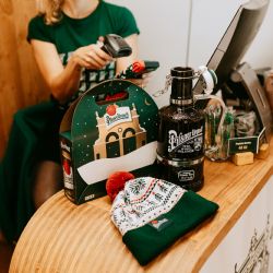 Pilsner Urquell otevřel v Praze a Plzni vánoční prodejny