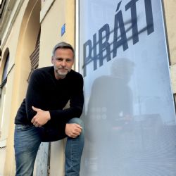 Piráti chtějí poznat útočníka, který poničil jejich centrum v Plzni