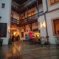 Pivovarské muzeum s pivotékou a historické podzemí v Plzni navštivte po setmění
