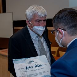 Plaketu Bohumila Kulhánka obdržel lékař Miloš Pešek