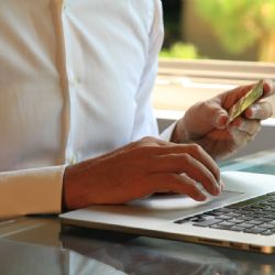 Platbám převodem v internetových obchodech odzvonilo. Neoslovují už Pražany ani vysokoškolsky vzdělané