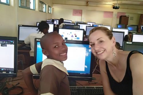 Foto: Plzeň darovala použité počítače do Afriky, pomohou chudým dětem