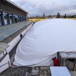 Plzeň instaluje nafukovací halu nad venkovním bazénem na Slovanech