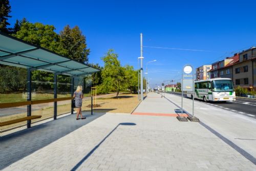 Foto: Plzeň má nový přestupní terminál na Slovanech pro příměstské autobusy