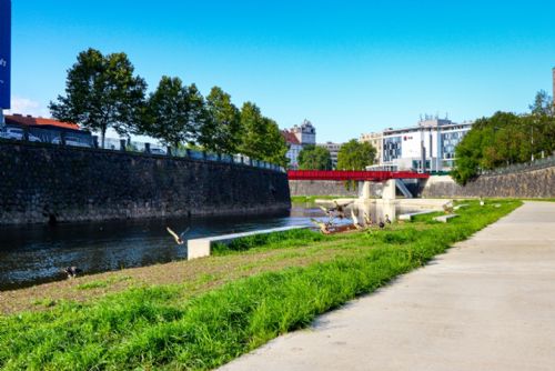 Foto: Plzeň má svou novou Náplavku na Radbuze, vybízí k relaxaci i aktivitám  
