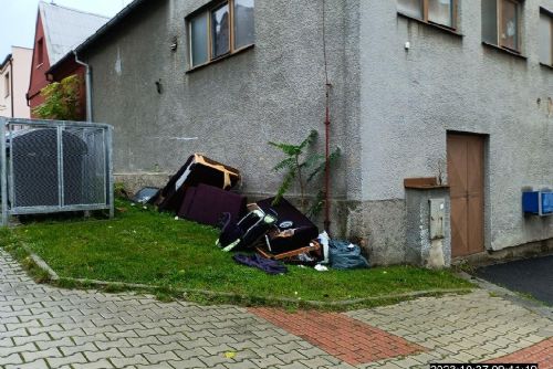 Foto: Plzeň odhalila další pachatele černých skládek, pomohly kamery i rozbor odpadu