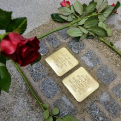 Plzeň opět vzpomněla na oběti holokaustu. Položila kameny zmizelých