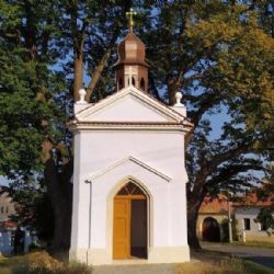 Kaplička v Černicích je opravená