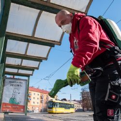 Plzeň plošně dezinfikuje vnější veřejné prostory 