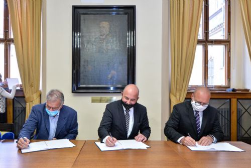 Foto: Plzeň podepsala smlouvy o podpoře sportovních klubů