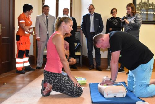 Foto: Plzeň pořídila přístroje k záchraně života, jsou v bazénu, divadle i na úřadech 