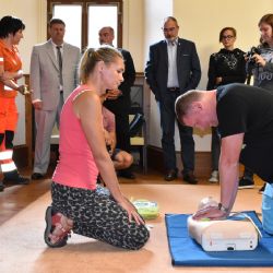 Plzeň pořídila přístroje k záchraně života, jsou v bazénu, divadle i na úřadech 