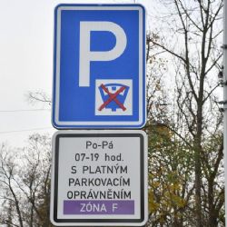 Plzeň rozšíří parkovací zóny na Borech a Slovanech o další dvě ulice 