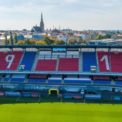 Červená a modrá na budovách. Plzeň se obléká do fotbalových barev 