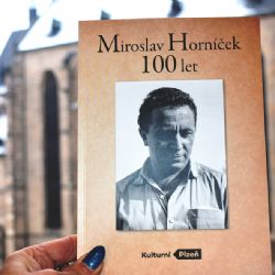 Plzeň vydala publikaci o životě a díle Miroslava Horníčka 