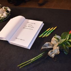 Město Plzeň posílá Gottovi dvě kytice, v pátek uzavře kondolenční místnost